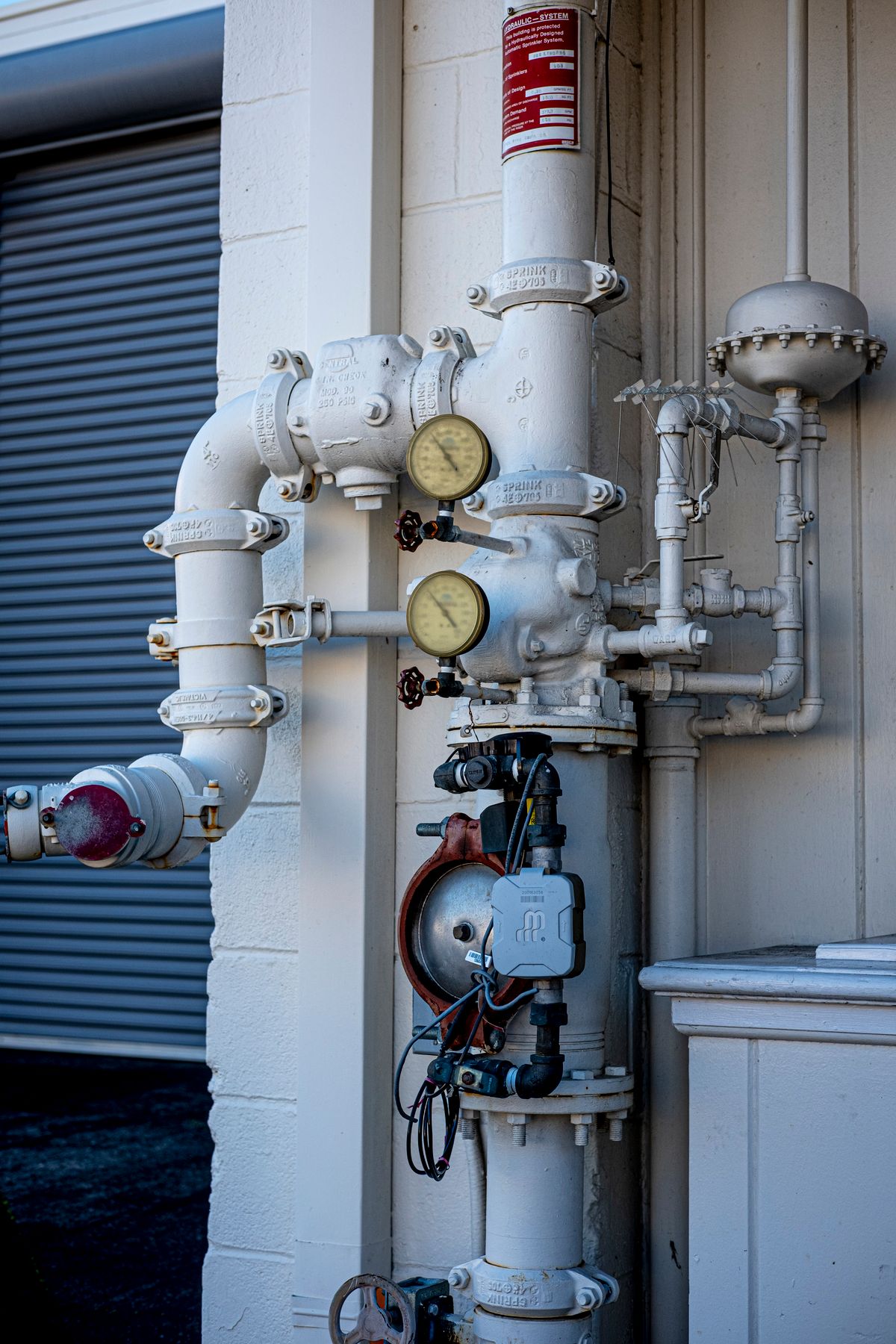 Industrial pipework with pressure gauges and valves, the flow conditions that determine whether water passes evenly through a resin bed