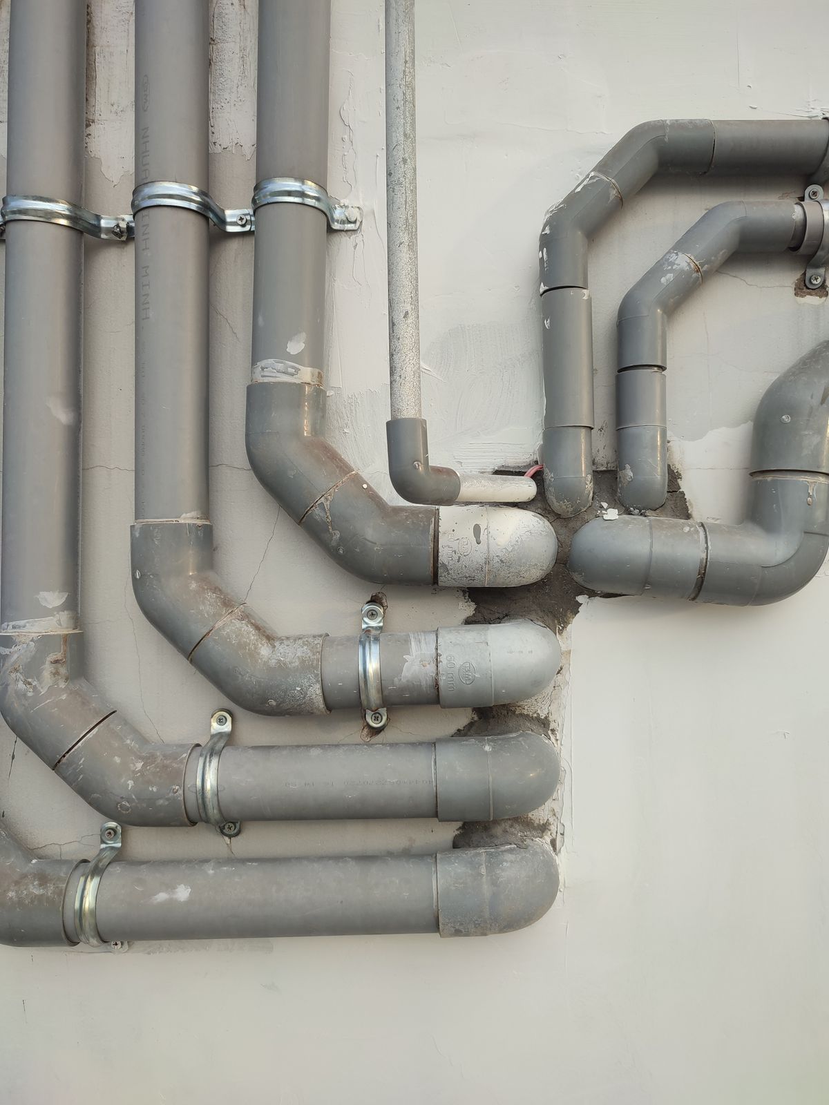 Interconnected metal supply pipes running along an exterior wall