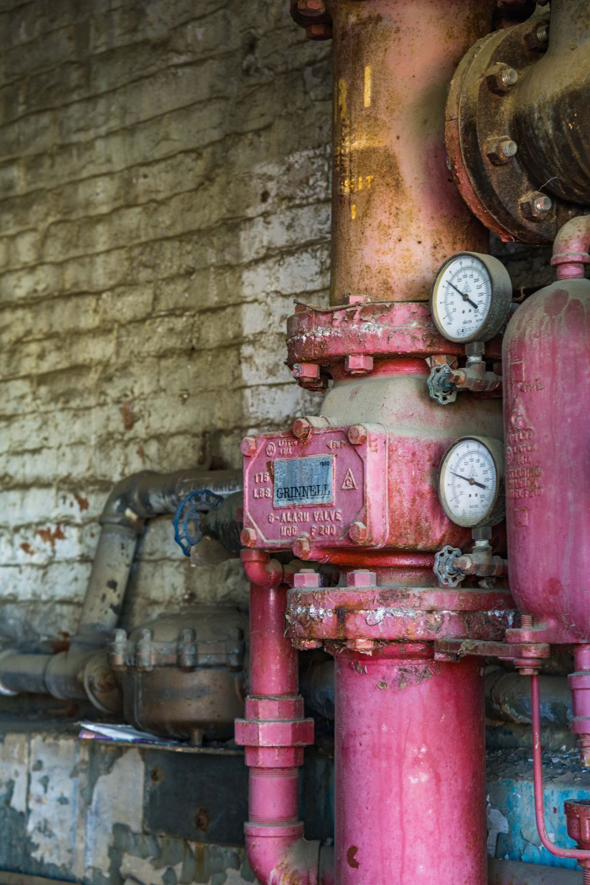 Pressure gauges mounted on water pipes, the reading that shows whether there is enough inlet pressure for a softener injector to create brine suction