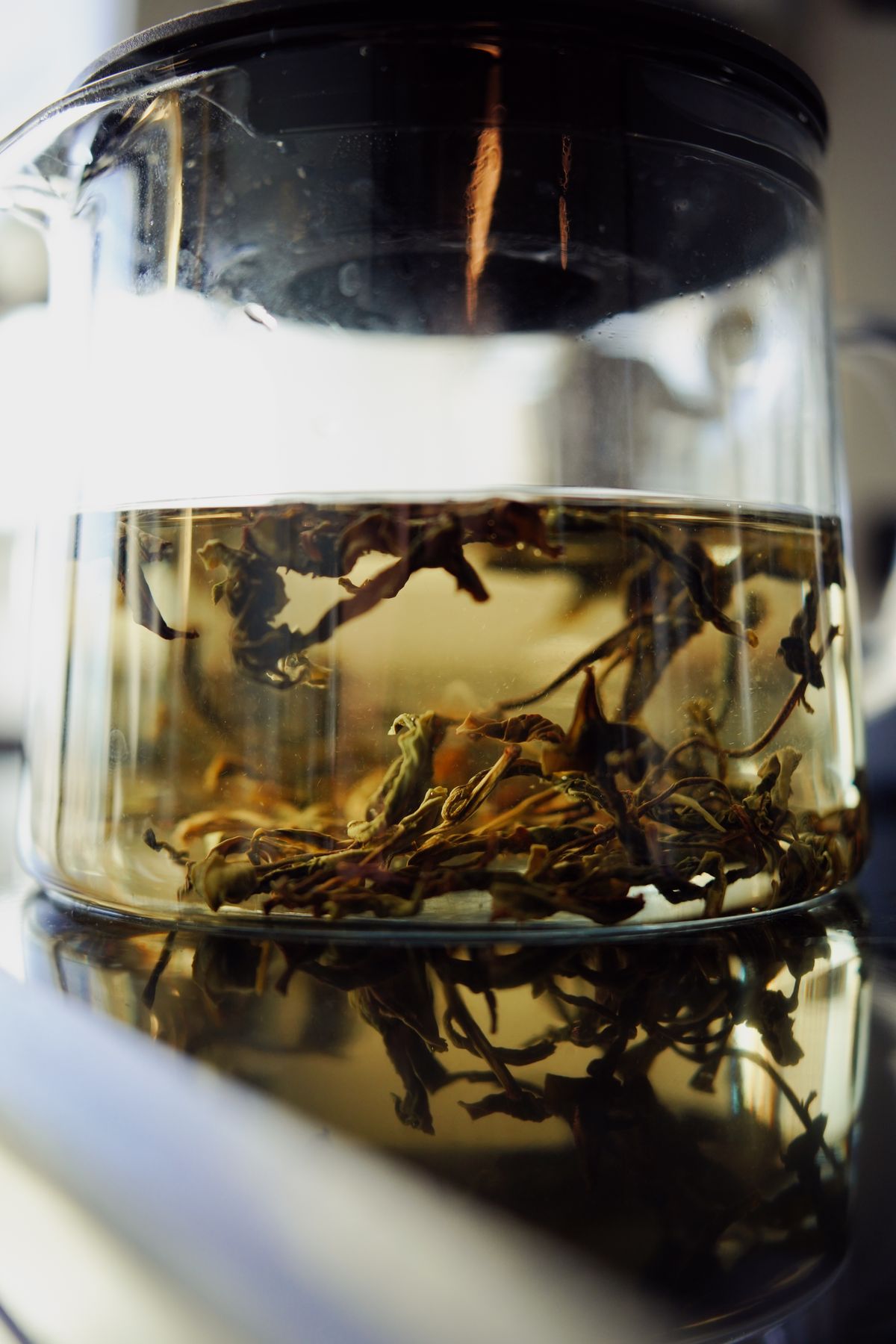 Glass teapot steeping loose leaf tea, the brew hard water would cloud with a surface film