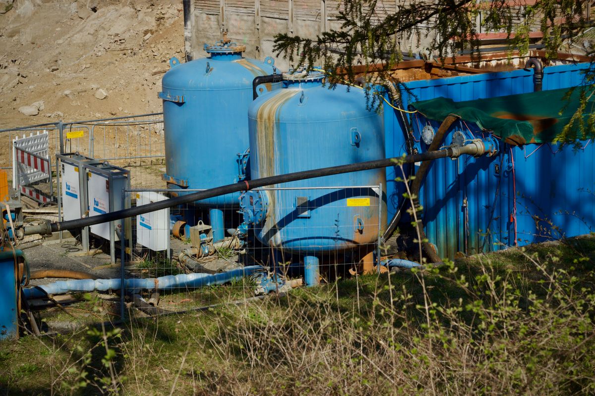 Large treatment vessels, the scaled-up equivalent of the resin tank where fouling and channelling occur