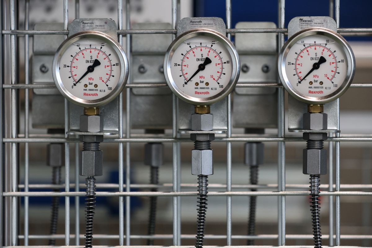 Close-up of industrial pressure gauges mounted on a metal grid, illustrating the inlet and outlet readings compared to decide when a sediment cartridge is due