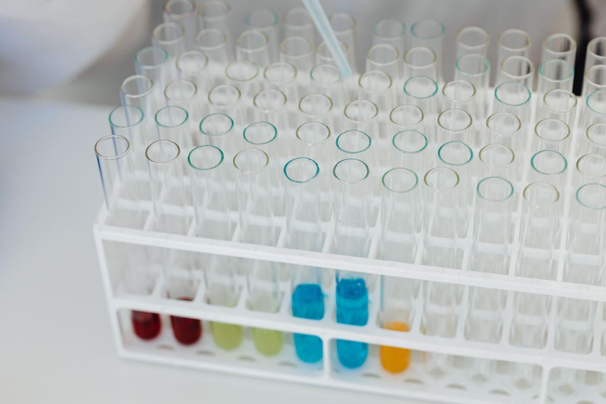 Rack of laboratory test tubes holding graded colour solutions, the free and total chlorine testing that establishes a resin bed exposure level